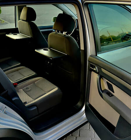 Сірий Фольксваген Туран, об'ємом двигуна 1.6 л та пробігом 218 тис. км за 8400 $, фото 44 на Automoto.ua