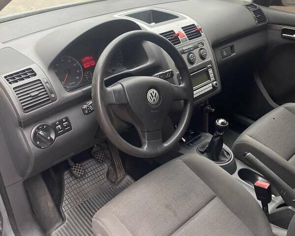 Серый Фольксваген Туран, объемом двигателя 1.6 л и пробегом 225 тыс. км за 6000 $, фото 6 на Automoto.ua