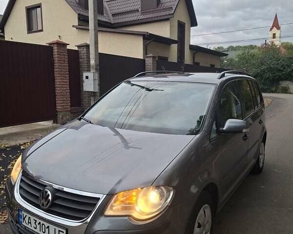 Сірий Фольксваген Туран, об'ємом двигуна 1.39 л та пробігом 295 тис. км за 6000 $, фото 2 на Automoto.ua