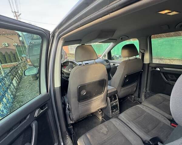 Сірий Фольксваген Туран, об'ємом двигуна 1.4 л та пробігом 300 тис. км за 5600 $, фото 4 на Automoto.ua