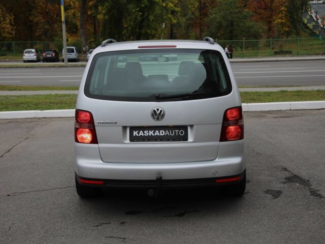 Серый Фольксваген Туран, объемом двигателя 1.6 л и пробегом 218 тыс. км за 8600 $, фото 4 на Automoto.ua