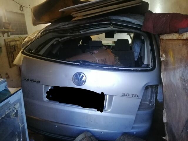 Серый Фольксваген Туран, объемом двигателя 2 л и пробегом 200 тыс. км за 3000 $, фото 2 на Automoto.ua