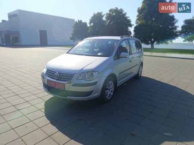 Серый Фольксваген Туран, объемом двигателя 1.6 л и пробегом 237 тыс. км за 6800 $, фото 2 на Automoto.ua