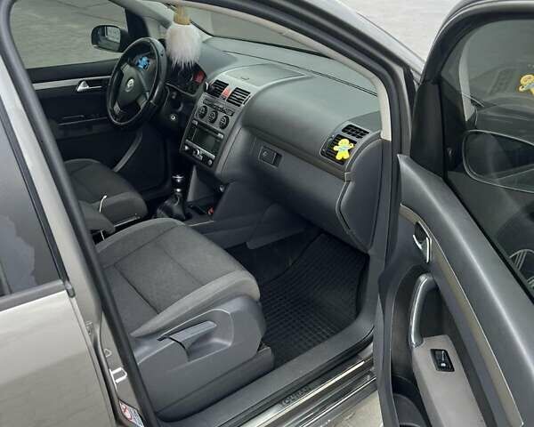 Серый Фольксваген Туран, объемом двигателя 1.4 л и пробегом 278 тыс. км за 5300 $, фото 1 на Automoto.ua