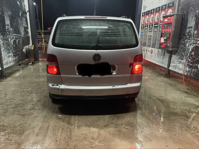 Серый Фольксваген Туран, объемом двигателя 1.9 л и пробегом 300 тыс. км за 1950 $, фото 5 на Automoto.ua