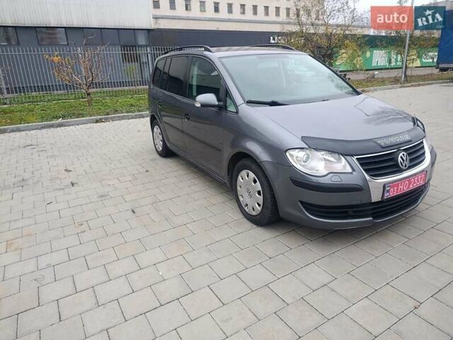 Серый Фольксваген Туран, объемом двигателя 1.6 л и пробегом 224 тыс. км за 7300 $, фото 3 на Automoto.ua