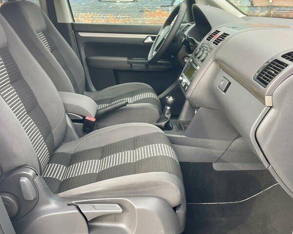 Серый Фольксваген Туран, объемом двигателя 1.6 л и пробегом 220 тыс. км за 8600 $, фото 59 на Automoto.ua