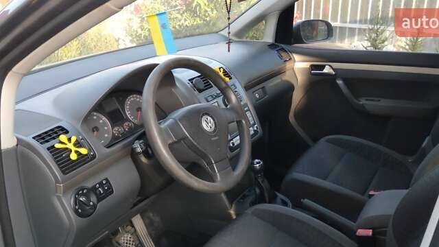 Сірий Фольксваген Туран, об'ємом двигуна 1.6 л та пробігом 210 тис. км за 8000 $, фото 4 на Automoto.ua