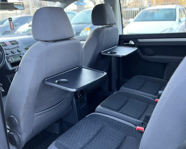 Серый Фольксваген Туран, объемом двигателя 1.4 л и пробегом 175 тыс. км за 7500 $, фото 9 на Automoto.ua