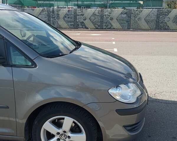 Серый Фольксваген Туран, объемом двигателя 1.9 л и пробегом 235 тыс. км за 8500 $, фото 13 на Automoto.ua