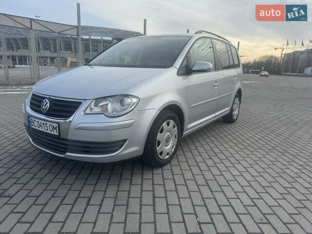 Серый Фольксваген Туран, объемом двигателя 1.6 л и пробегом 238 тыс. км за 6700 $, фото 1 на Automoto.ua