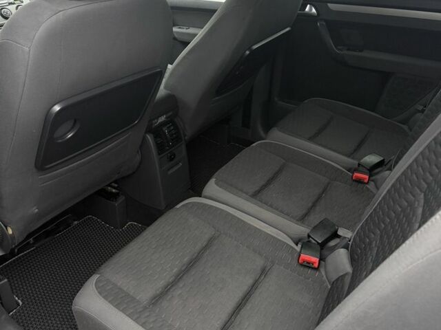 Серый Фольксваген Туран, объемом двигателя 2 л и пробегом 326 тыс. км за 7600 $, фото 6 на Automoto.ua