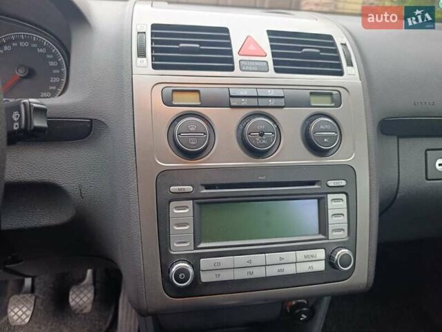 Сірий Фольксваген Туран, об'ємом двигуна 1.6 л та пробігом 216 тис. км за 7700 $, фото 20 на Automoto.ua