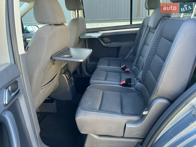 Серый Фольксваген Туран, объемом двигателя 1.4 л и пробегом 188 тыс. км за 6000 $, фото 41 на Automoto.ua