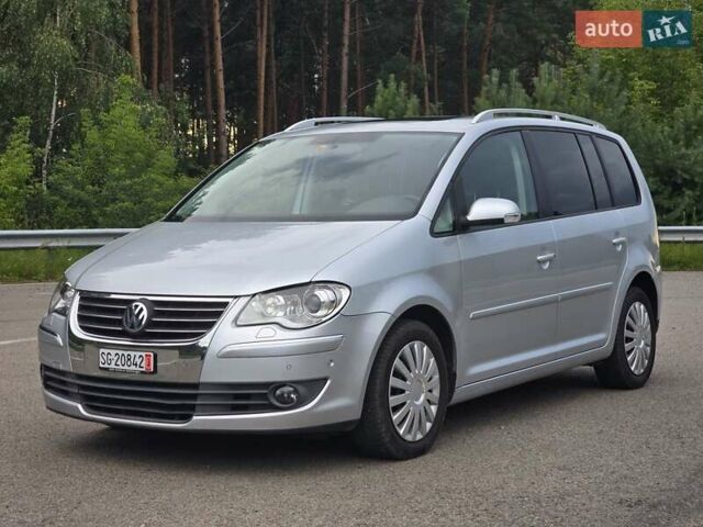 Серый Фольксваген Туран, объемом двигателя 2 л и пробегом 237 тыс. км за 9699 $, фото 1 на Automoto.ua