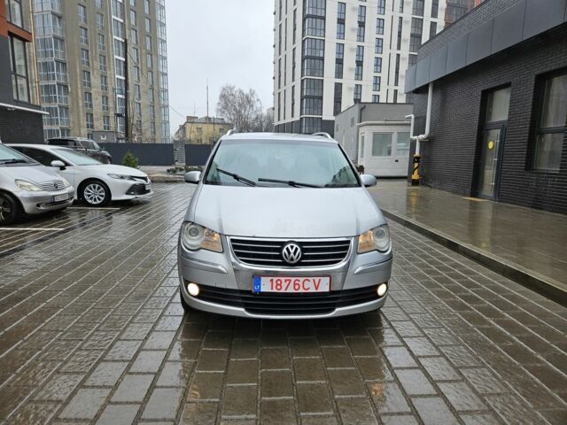 Серый Фольксваген Туран, объемом двигателя 1.9 л и пробегом 350 тыс. км за 2800 $, фото 1 на Automoto.ua