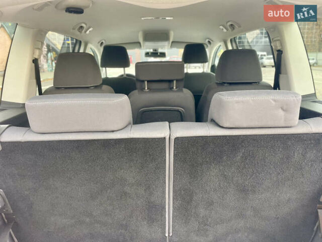 Серый Фольксваген Туран, объемом двигателя 1.6 л и пробегом 220 тыс. км за 8600 $, фото 62 на Automoto.ua