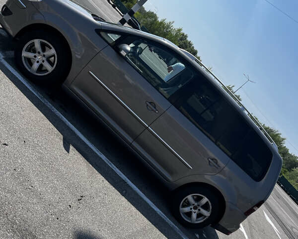 Серый Фольксваген Туран, объемом двигателя 2 л и пробегом 226 тыс. км за 10750 $, фото 5 на Automoto.ua