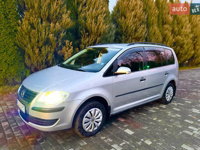 Серый Фольксваген Туран, объемом двигателя 1.98 л и пробегом 230 тыс. км за 6500 $, фото 2 на Automoto.ua