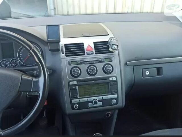 Серый Фольксваген Туран, объемом двигателя 2 л и пробегом 330 тыс. км за 6300 $, фото 1 на Automoto.ua