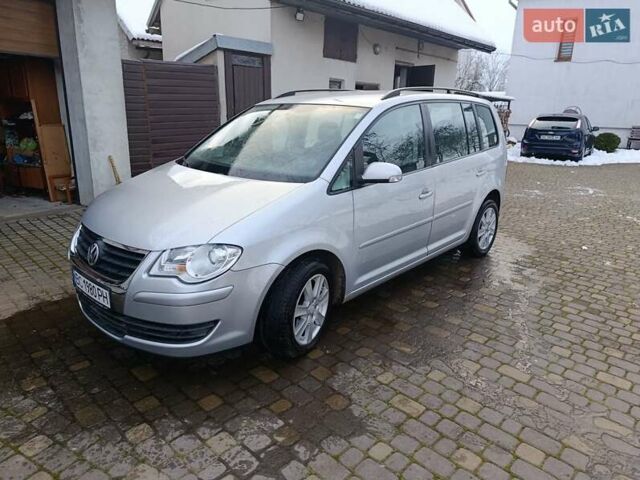 Серый Фольксваген Туран, объемом двигателя 1.6 л и пробегом 264 тыс. км за 8400 $, фото 1 на Automoto.ua