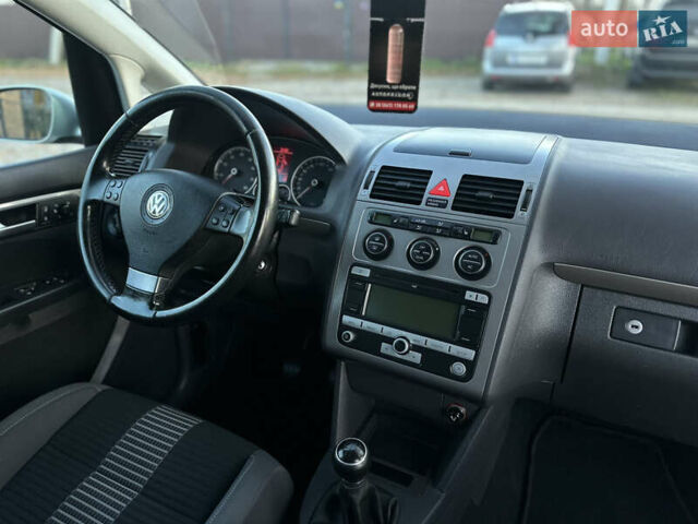 Серый Фольксваген Туран, объемом двигателя 1.6 л и пробегом 236 тыс. км за 8200 $, фото 45 на Automoto.ua