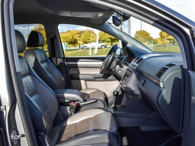 Сірий Фольксваген Туран, об'ємом двигуна 2 л та пробігом 264 тис. км за 5000 $, фото 12 на Automoto.ua