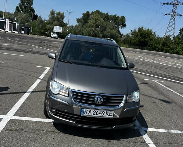 Серый Фольксваген Туран, объемом двигателя 2 л и пробегом 226 тыс. км за 10750 $, фото 4 на Automoto.ua