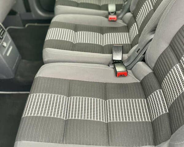 Серый Фольксваген Туран, объемом двигателя 1.6 л и пробегом 220 тыс. км за 8600 $, фото 44 на Automoto.ua