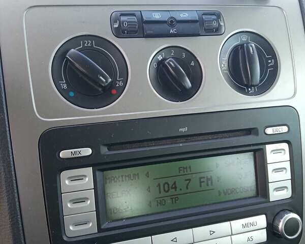 Серый Фольксваген Туран, объемом двигателя 1.9 л и пробегом 235 тыс. км за 8500 $, фото 23 на Automoto.ua