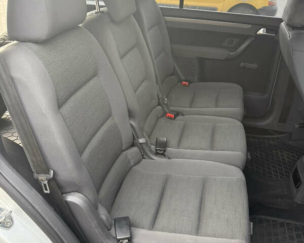 Серый Фольксваген Туран, объемом двигателя 1.9 л и пробегом 344 тыс. км за 6500 $, фото 9 на Automoto.ua