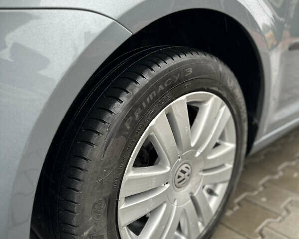 Серый Фольксваген Туран, объемом двигателя 1.4 л и пробегом 240 тыс. км за 6800 $, фото 5 на Automoto.ua