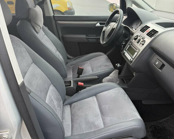 Серый Фольксваген Туран, объемом двигателя 1.9 л и пробегом 344 тыс. км за 6500 $, фото 2 на Automoto.ua