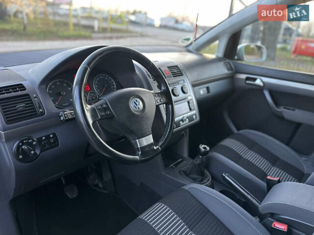 Серый Фольксваген Туран, объемом двигателя 1.6 л и пробегом 236 тыс. км за 8200 $, фото 24 на Automoto.ua