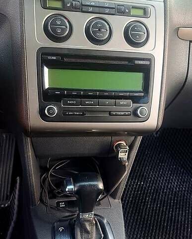 Серый Фольксваген Туран, объемом двигателя 1.4 л и пробегом 317 тыс. км за 7500 $, фото 5 на Automoto.ua