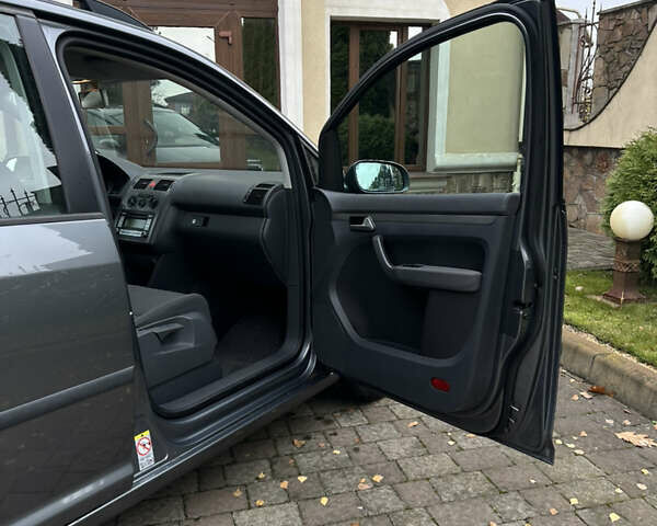 Серый Фольксваген Туран, объемом двигателя 1.6 л и пробегом 210 тыс. км за 7350 $, фото 32 на Automoto.ua