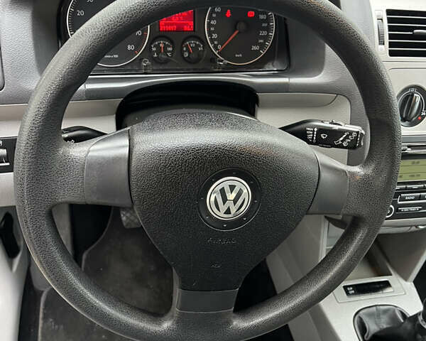 Серый Фольксваген Туран, объемом двигателя 1.6 л и пробегом 211 тыс. км за 7500 $, фото 15 на Automoto.ua