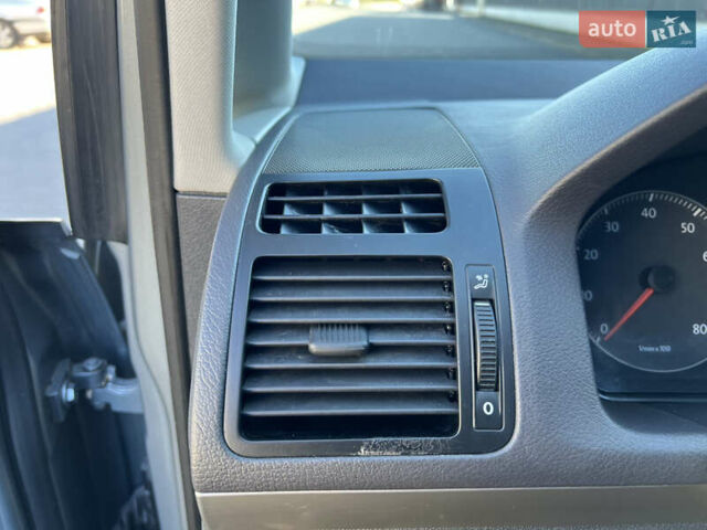 Серый Фольксваген Туран, объемом двигателя 1.4 л и пробегом 188 тыс. км за 6000 $, фото 63 на Automoto.ua