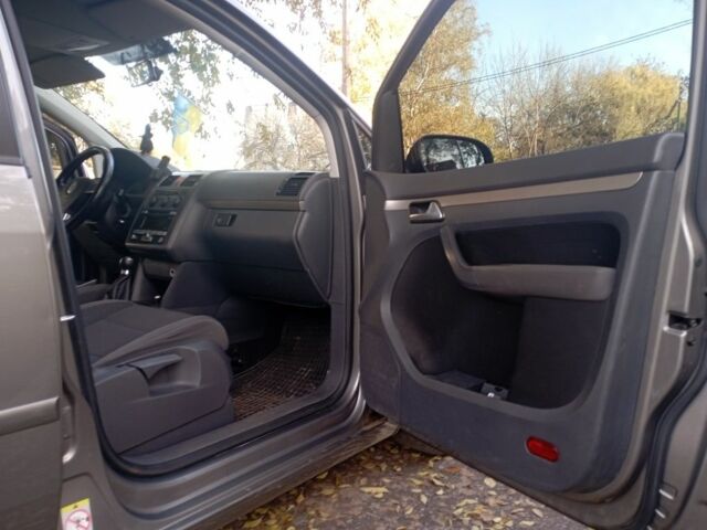 Сірий Фольксваген Туран, об'ємом двигуна 2 л та пробігом 382 тис. км за 5000 $, фото 7 на Automoto.ua