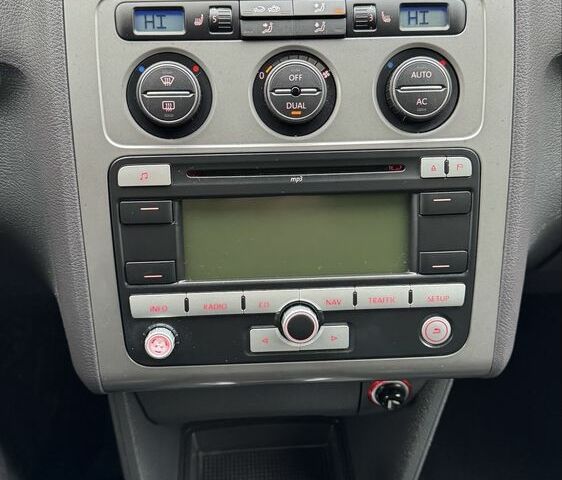 Серый Фольксваген Туран, объемом двигателя 1.4 л и пробегом 187 тыс. км за 8250 $, фото 7 на Automoto.ua