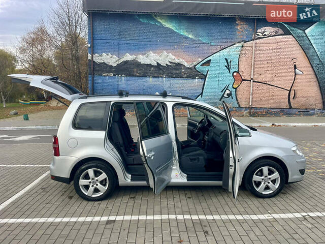 Серый Фольксваген Туран, объемом двигателя 1.6 л и пробегом 220 тыс. км за 8600 $, фото 22 на Automoto.ua