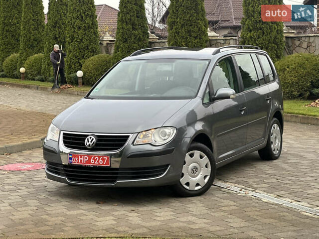 Серый Фольксваген Туран, объемом двигателя 1.6 л и пробегом 210 тыс. км за 7350 $, фото 2 на Automoto.ua