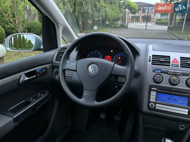 Серый Фольксваген Туран, объемом двигателя 1.6 л и пробегом 211 тыс. км за 7450 $, фото 45 на Automoto.ua