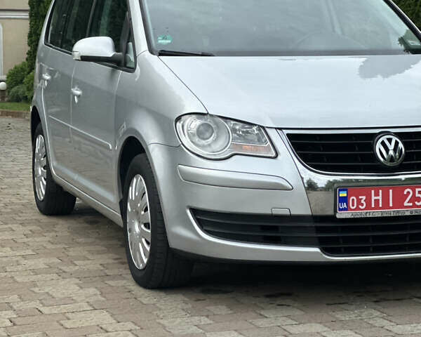 Серый Фольксваген Туран, объемом двигателя 1.6 л и пробегом 211 тыс. км за 7450 $, фото 13 на Automoto.ua