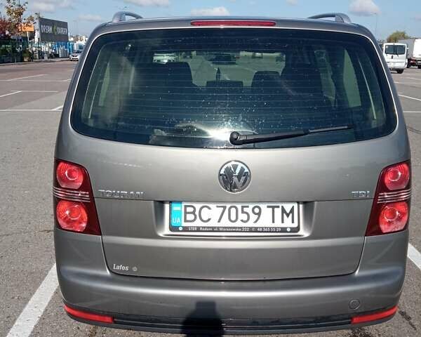 Серый Фольксваген Туран, объемом двигателя 1.9 л и пробегом 235 тыс. км за 8500 $, фото 8 на Automoto.ua