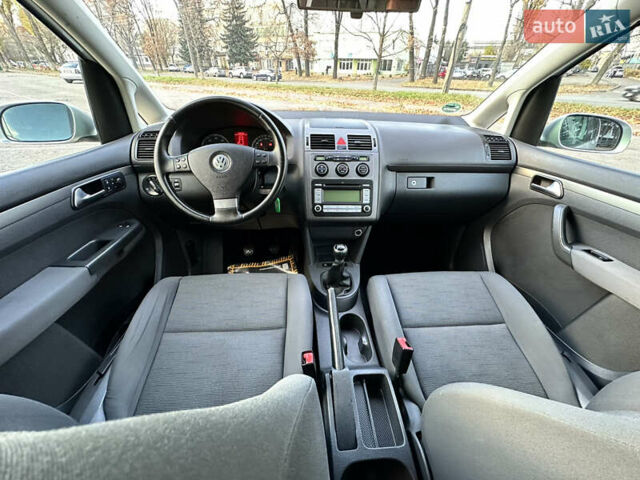 Сірий Фольксваген Туран, об'ємом двигуна 1.6 л та пробігом 196 тис. км за 8199 $, фото 64 на Automoto.ua