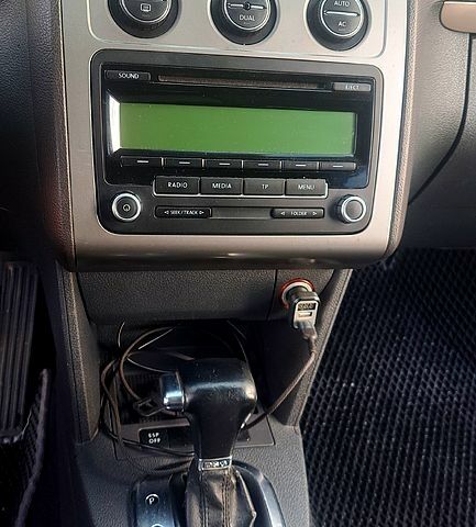 Серый Фольксваген Туран, объемом двигателя 1.4 л и пробегом 317 тыс. км за 7500 $, фото 7 на Automoto.ua