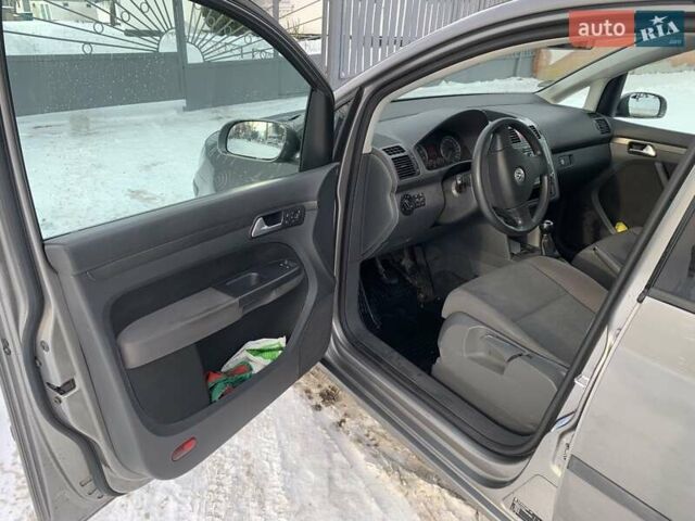 Сірий Фольксваген Туран, об'ємом двигуна 1.6 л та пробігом 245 тис. км за 6600 $, фото 10 на Automoto.ua