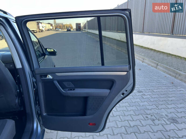 Серый Фольксваген Туран, объемом двигателя 1.4 л и пробегом 188 тыс. км за 6000 $, фото 47 на Automoto.ua