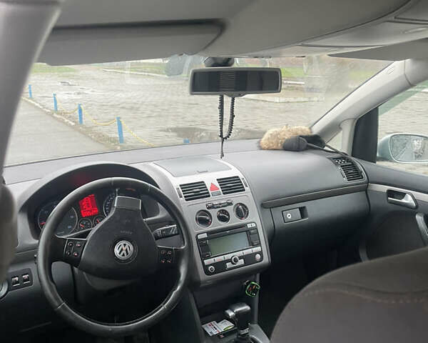 Серый Фольксваген Туран, объемом двигателя 1.97 л и пробегом 350 тыс. км за 6150 $, фото 5 на Automoto.ua